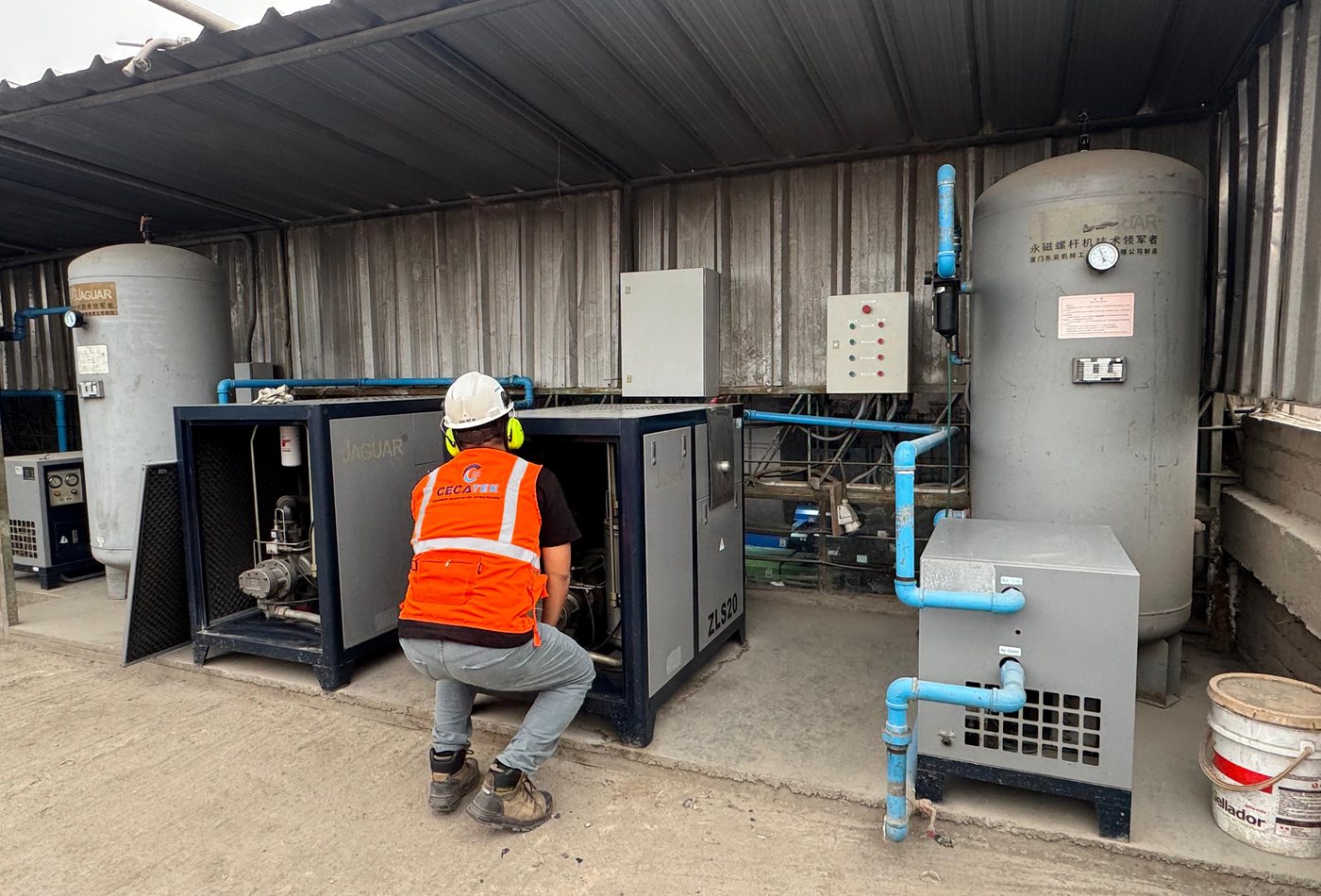Sala industrial de aire comprimido con equipos de generación y tratamiento