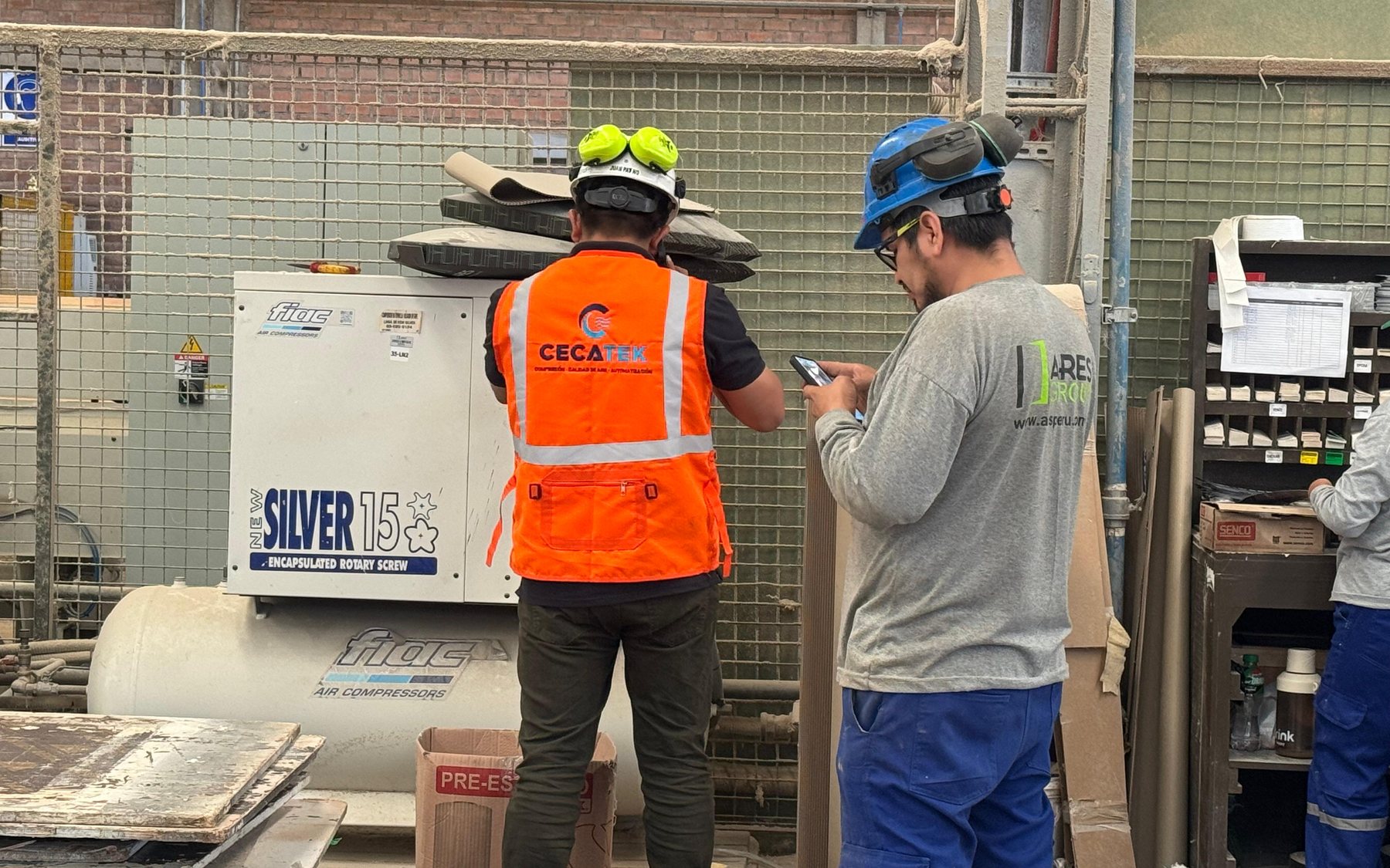 Especialistas CECATEK realizando servicio en un compresor industrial