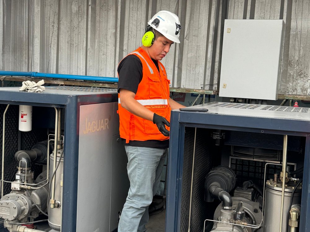 Técnico revisando compresores de aire